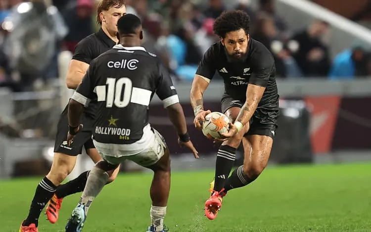 Fehi Fineanganofo on the run for the All Blacks.