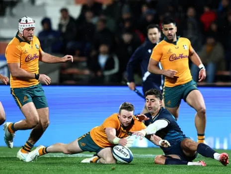 Australia’s Ryan Lonergan vies for the ball with Argentina’s Efraín Elias in Mendoza