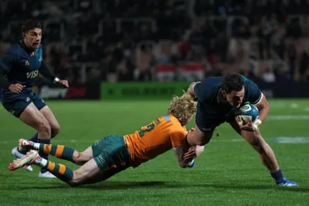 Australia’s Carter Gordon reaches for a tackle on Argentina’s Rodrigo Isgró